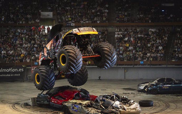 Espectacular salto de un Monster Truck durante uno de los shows