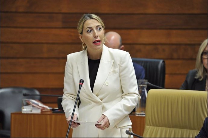 La presidenta de la Junta de Extremadura, María Guardiola, en el pleno de la Asamblea de Extremadura