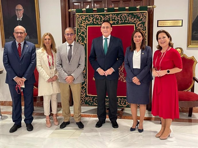 El consejero José Carlos Gómez Villamandos, en el centro de la imagen, en la inauguración de la XII Conferencia de directoras y directores de escuelas de doctorado de España, que ha tenido lugar en el Rectorado de la Universidad de Sevilla.