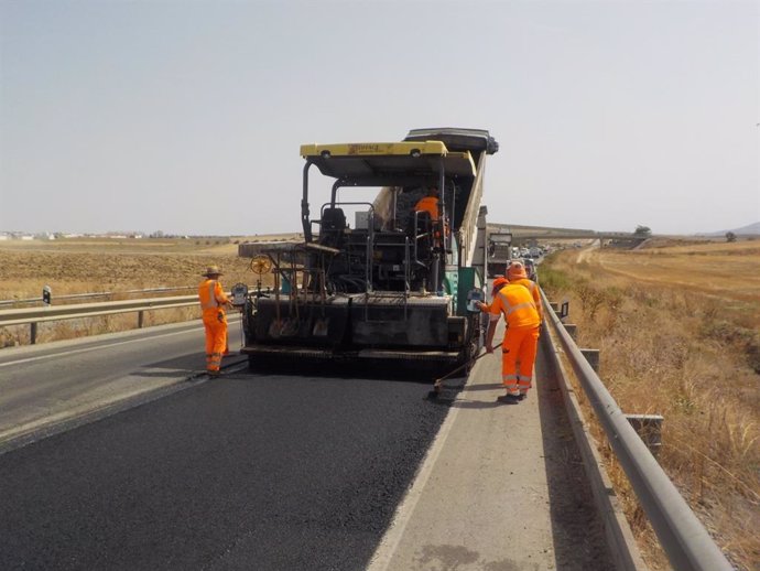 Trabajos de conservación en las carreteras de las sierras de la provincia de Sevilla.