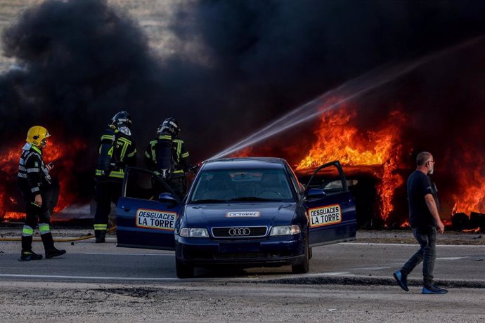 Archivo - Efectivos del Cuerpo de Bomberos de la Comunidad de Madrid participan en un Simulacro de emergencias en la Base Aérea de Cuatro Viento, a 29 de octubre de 2022, en Madrid (España). 