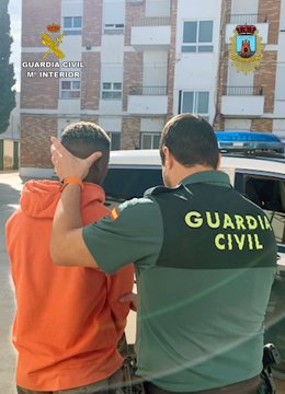 Imagen del detenido, custodiado por la Guardia Civil