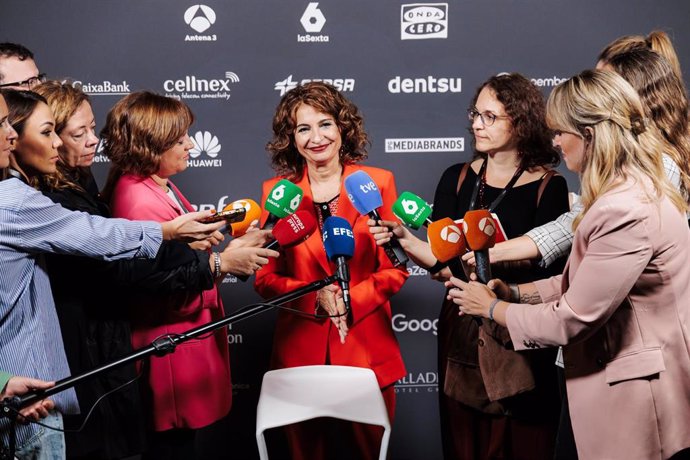 La Vicepresidenta primera y ministra de Hacienda, María Jesús Montero Cuadrado, atiende a los medios en la última jornada de Metafuturo, en el Ateneo de Madrid, a 24 de octubre de 2024, en Madrid (España). 