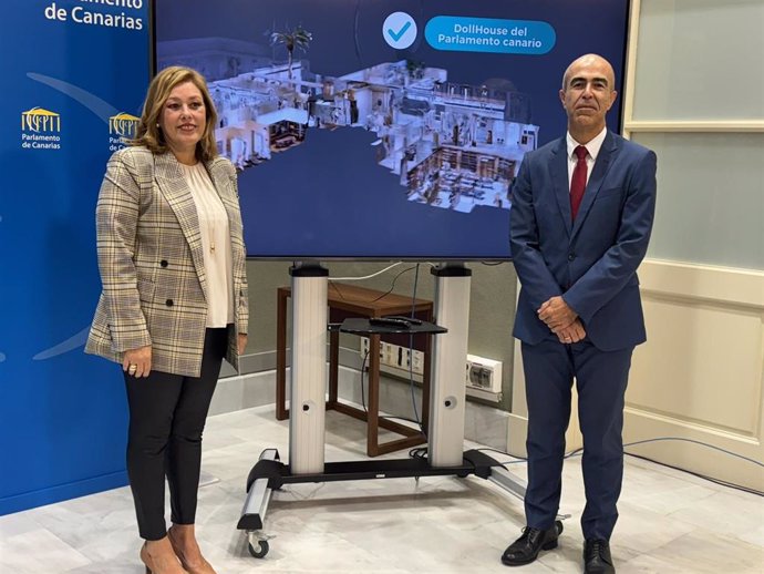 La presidenta del Parlamento de Canarias, Astrid Pérez, y el jefe de Tecnología, Francisco Chávez, en la presentación de la visita virtual a la Cámara