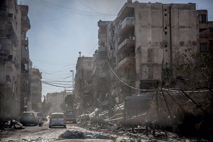 Una calle destrozada por los ataques israelíes sobre Beirut