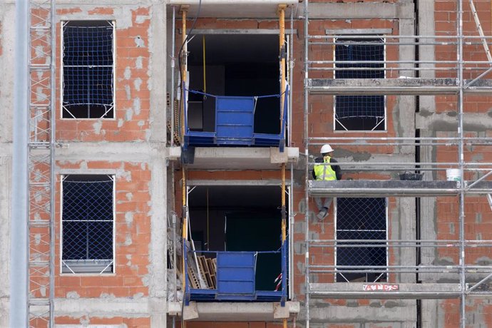 Archivo - Un obrero trabaja en las obras de un bloque de viviendas