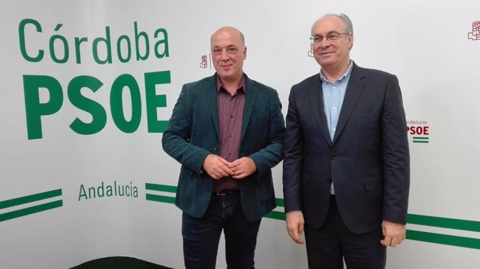 Archivo - Antonio Ruiz y Juan Pablo Durán, en una foto de archivo en la sede del PSOE.