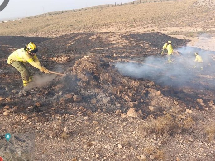 Archivo - Efectivos del Infoca en el incendio forestal en el paraje El Jabonero de Níjar (Almería) antes de su control.