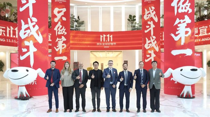 El grupo JD, la mayor plataforma de venta online de China, se interesa por los productos 'Sabor Granada' durante la visita de la delegación granadina a la sede de la empresa en Pekín.