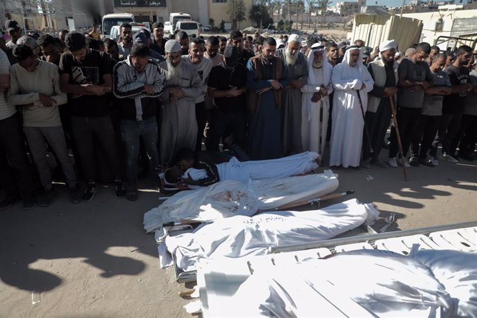 Un grupo de palestinos reza frente a varios muertos por los ataques del Ejército de Israel contra la ciudad de Jan Yunis, en el sur de la Franja de Gaza (archivo)