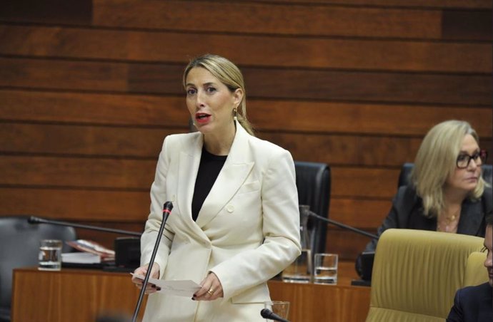 La presidenta de la Junta de Extremadura, María Guardiola, este jueves en el pleno de la Asamblea