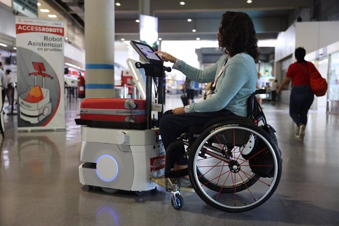 Mujer en silla de ruedas. Fundación ONCE presenta soluciones de movilidad y accesibilidad en Global Mobility Call de Ifema Madrid en noviembre