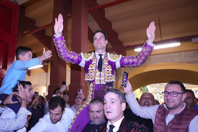 El torero Daniel Luque, saliendo por la puerta grande de la plaza de toros de la Misericordia.