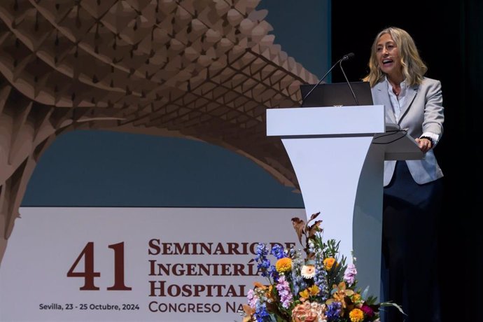 La consejera de Salud y Consumo de la Junta de Andalucía, Rocío Hernández, en la inauguración del 41º Seminario Nacional de Ingeniería Hospitalaria, que se celebra hasta este viernes en Sevilla.