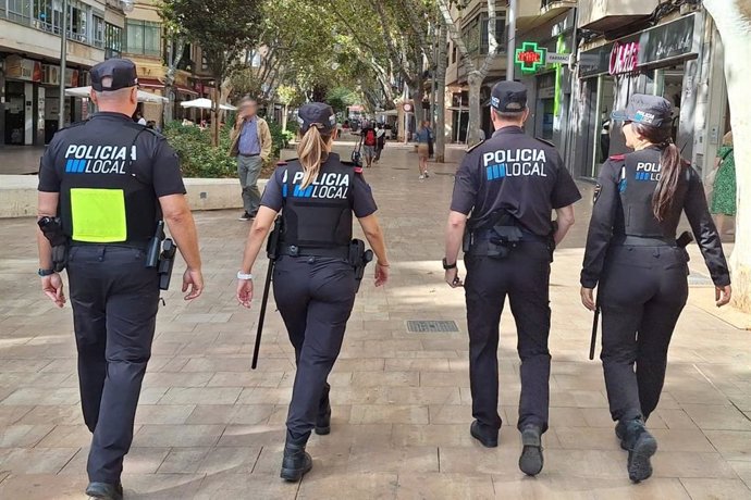 Patrulla de la Policía Local de Palma por la calle Nuredduna.