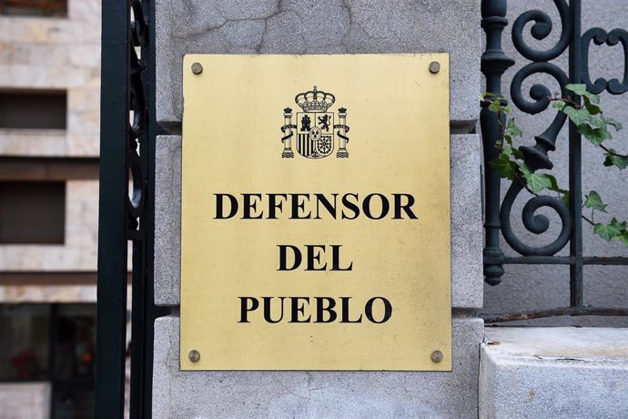 Archivo - Cartel de la entrada del Defensor del Pueblo,