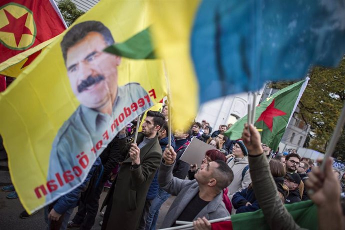 Archivo - Un grupo de kurdos portando banderas e imágenes del encarcelado líder del Partido de los Trabajadores del Kurdistán (PKK), Abdulá Ocalan, durante una protesta frente a la Embajada de Turquía en Polonia (archivo)