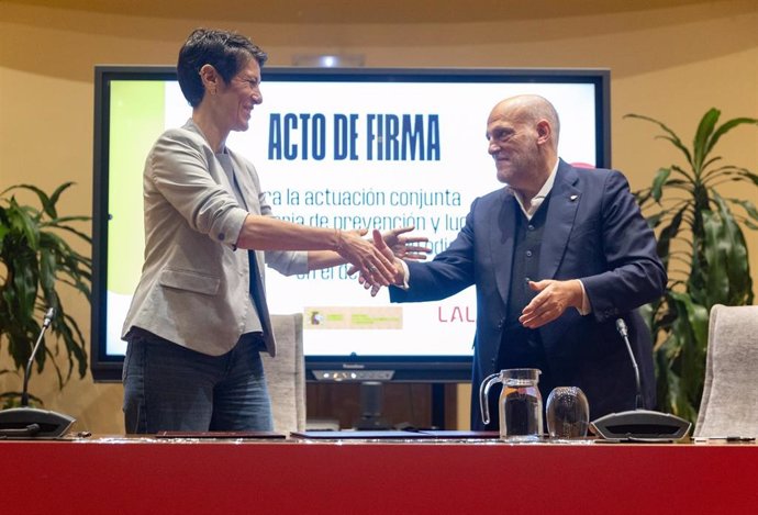 La ministra de Inclusión, Seguridad Social y Migraciones, Elma Saiz, y el presidente de LALIGA, Javier Tebas, durante la firma de un convenio de colaboración en materia de prevención y lucha contra los discursos de odio en el deporte