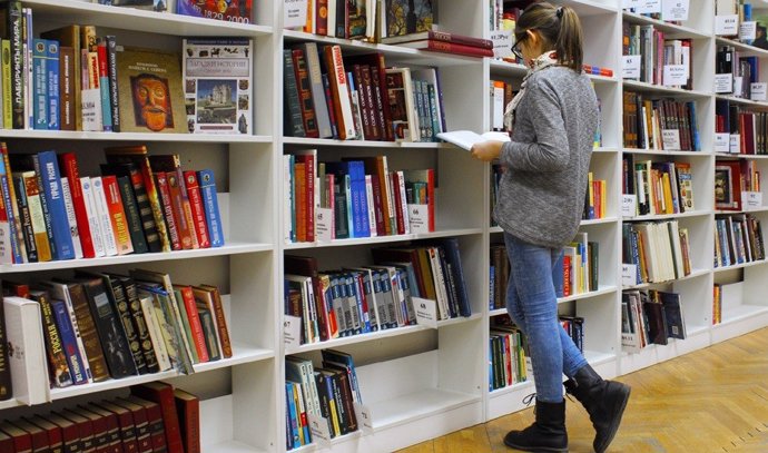 Una chica en una biblioteca.