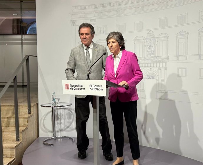 La presidenta de Societat Civil Catalana (SCC), Elda Mata, y el vicepresidente de la entidad, Álex Ramos, tras reunirse con el presidente Salvador Illa en la Generalitat