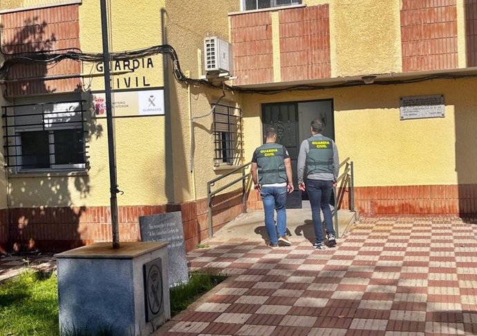 Agentes d ela GUardia Civil llegan a la vivienda en Villanueva de la Serena