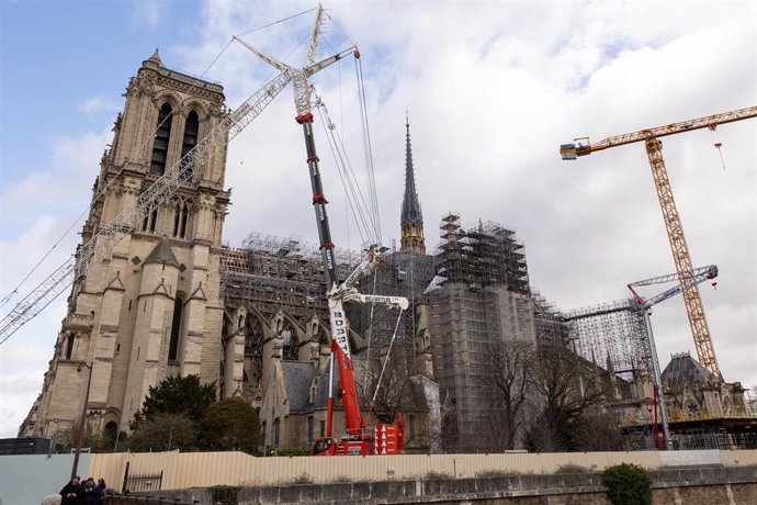 Archivo - Trabajos de reconstrucción en la catedral Notre Dame de París