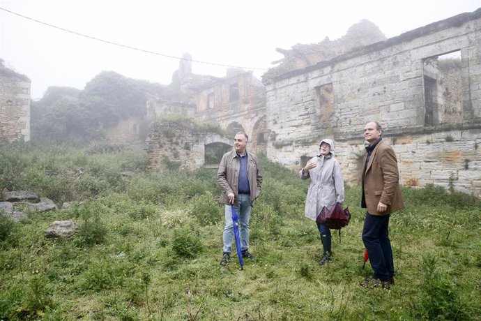 Archivo - Los consejeros de Fomento, Roberto Media, en una visita en el Palacio Gómez del Corro