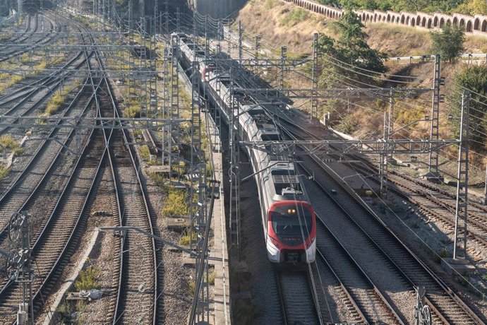 Un tren de cercanías llega a la estación de tren de Chamartín