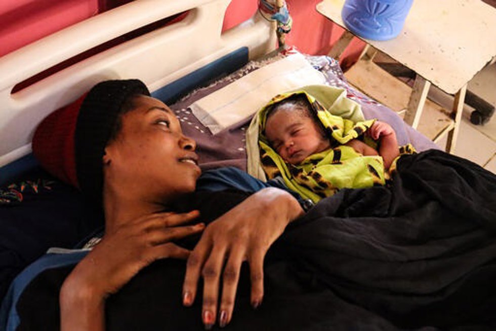 Archivo - Una mujer y su hijo en el Hospital de Nyala, en Darfur del Sur, Sudán