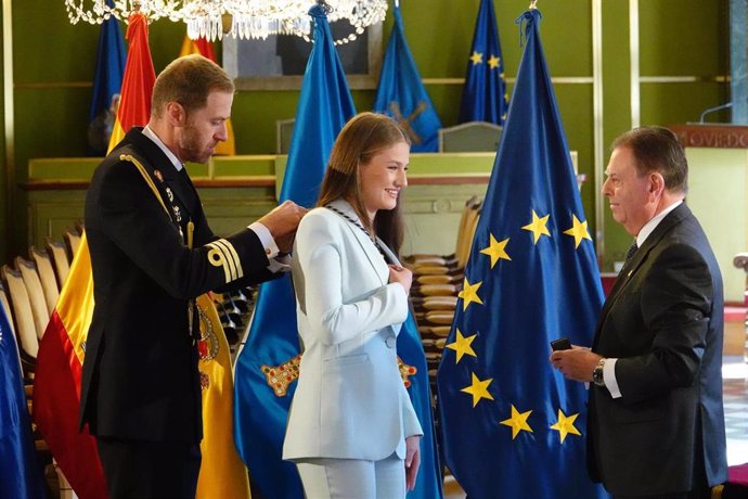 La Princesa de Asturias, Leonor de Borbón y Ortiz, recibe el medallón corporativo de Oviedo de manos del alcalde de la capital asturiana, Alfredo Canteli, durante el acto de concesión del título de Alcaldesa Honorífica de Oviedo.