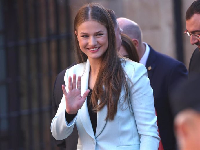 La Princesa Leonor, a su llegada a la plaza de la constitución del Ayuntamiento de Oviedo para asistir a la entrega del título de Alcaldesa Honoraria de Oviedo