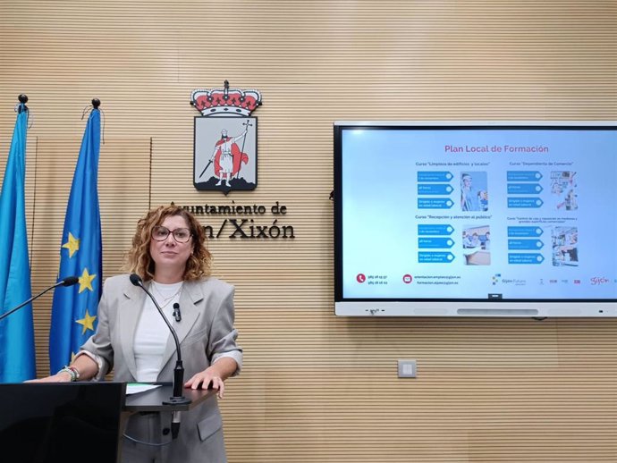 La concejala del Grupo Municipal Socialista del Ayuntamiento de Gijón, Carmen Eva Pérez Ordieres, en rueda de prensa en el Consistorio gijonés.