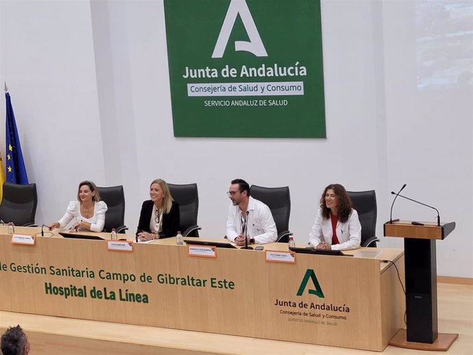 La delegada territorial de Salud y Consumo en la provincia de Cádiz, Eva Pajares, en las I Jornadas Provinciales de Seguridad del Paciente del Área de Gestión Sanitaria de Campo de Gibraltar Este.