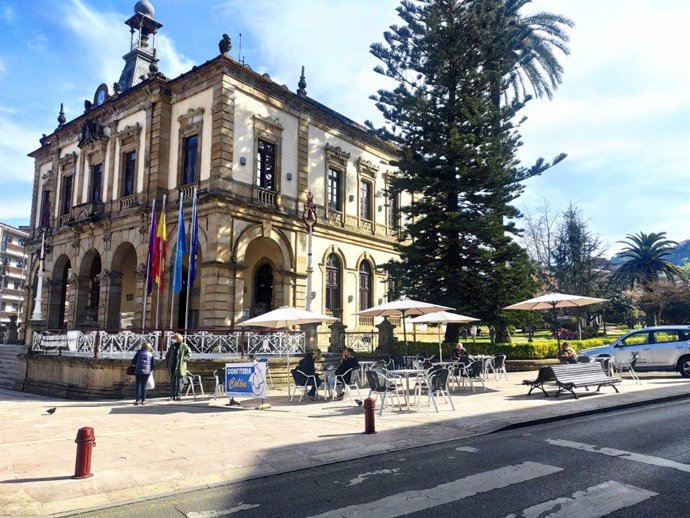 Archivo - Terraza junto al Ayuntamiento de Villaviciosa