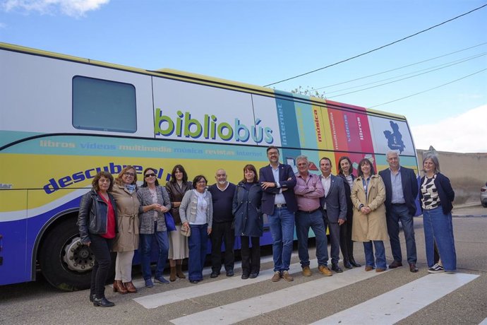 El consejero de Educación, Cultura y Deportes, Amador Pastor, en una visita que ha realizado al bibliobús de Villamuelas (Toledo) .