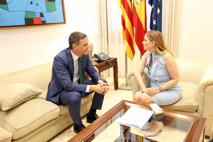 Archivo - El presidente del Gobierno, Pedro Sánchez, y la presidenta del Govern, Marga Prohens, en Consolat de Mar.