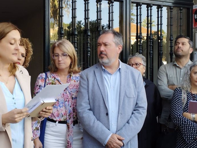 El secretario general del PSOE-A, Juan Espadas, durante su visita a Cocemfe Huelva.