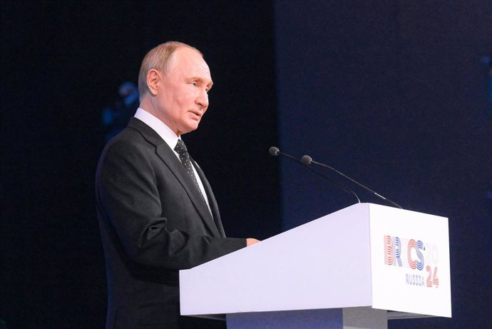 El presidente de Rusia, Vladimir Putin, habla durante la cumbre de los BRICS en la ciudad de Kazán (archivo)