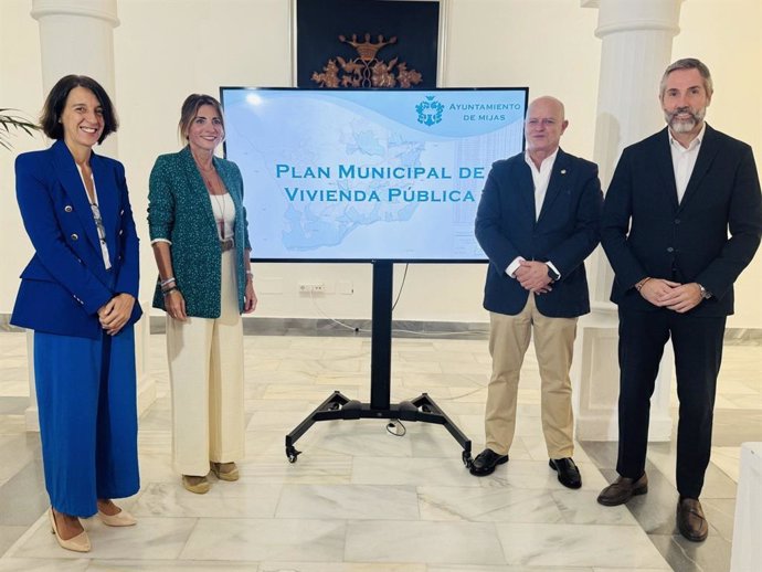 La alcaldesa de Mijas, Ana Mata, junto con los tenientes de alcalde Juan Carlos Cuevas y Juan Carlos Maldonado, y la edil de Urbanismo, Lourdes Burgos, para informar sobre el Plan Municipal de Vivienda Pública