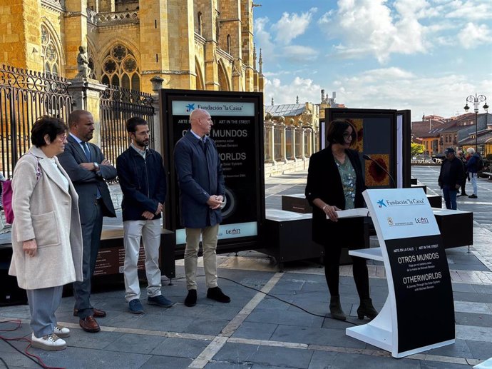 Representantes de La Caixa junto al alcalde de León en la inauguración de este jueves