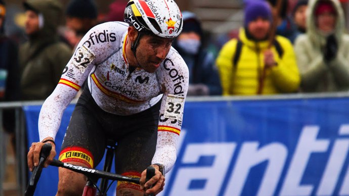 Archivo - El ciclista español Felipe Orts durante una prueba de ciclocross