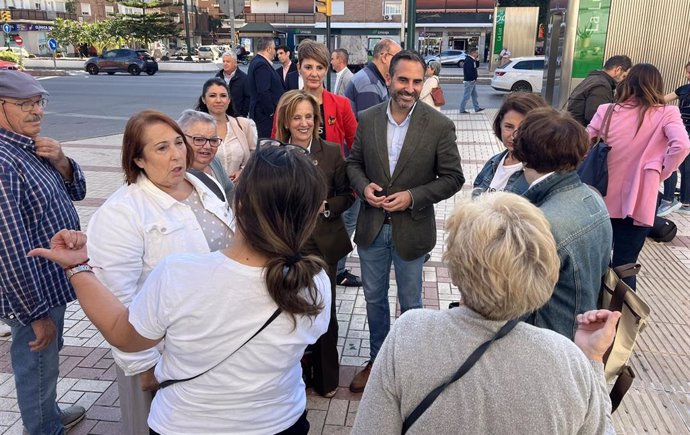 El portavoz municipal socialista en el Ayuntamiento de Málaga, Daniel Pérez, junto con ediles del PSOE y vecinos