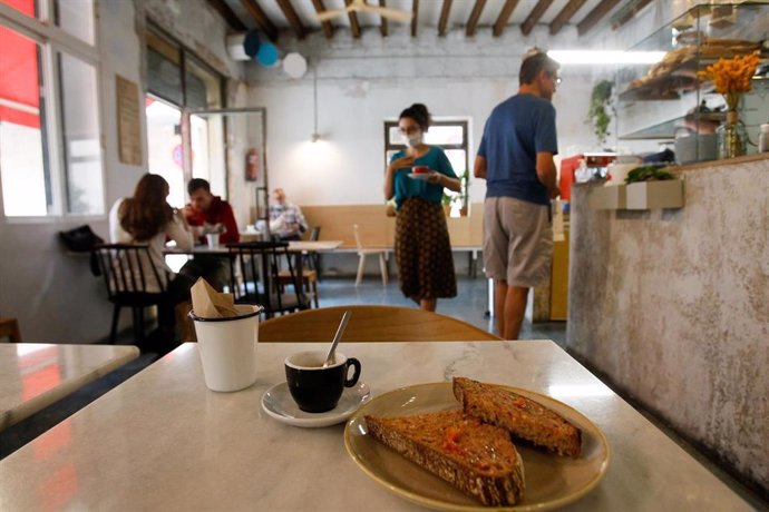 Archivo - (Foto De ARCHIVO) Tostadas Y Café En Una Mesa Del Interior De Un Bar