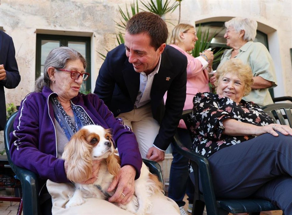 El presidente del Consell de Mallorca, Lloren Galmés, junto a usuarias del programa.