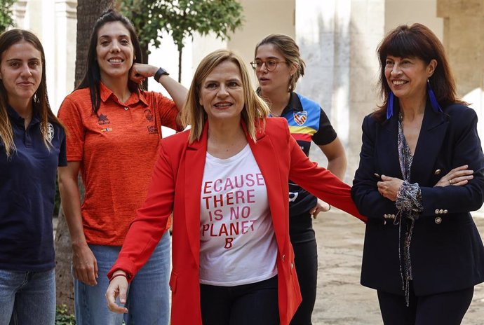 La ministra de Igualdad Ana Redondo García, junto  a la  Delegada del Gobierno Piar Bernabé, se reune con jugadoras del Valencia Basket, Valencia CF y Levante UD.