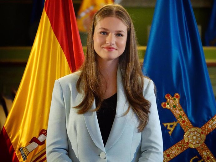 La Princesa Leonor, durante el recibimiento del título de Alcaldesa Honoraria de Oviedo, en la plaza de la constitución del Ayuntamiento de Oviedo