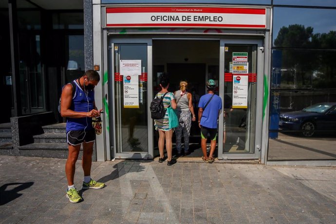 Archivo - Varias personas esperan a entrar a una oficina del SEPE de Puerta del Ángel