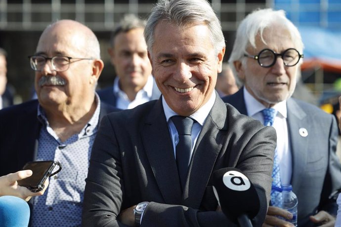 El director de la Asociación Valenciana de Empresarios, Diego Lorente(c), atiende a los medios durante el acto por la culminación del Corredor Mediterráneo,  en la estación de Sants, a 24 de octubre de 2024, en Barcelona, Catalunya (España). El Corredor M