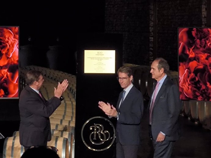 El presidente del Gobierno, Gonzalo Capellán, junto al ministro Luis Planas en el cato del centenario de Ramón Bilbao