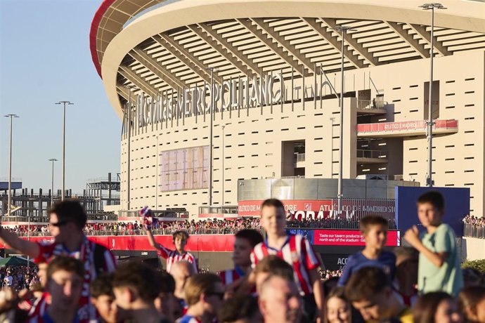 Decenas de aficionados en las inmediaciones del Estadio Cívitas Metropolitano.